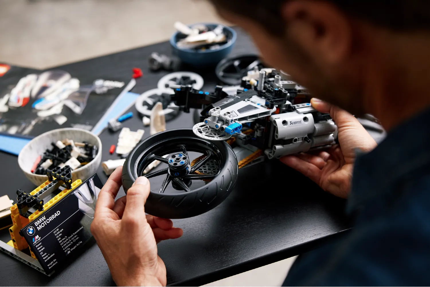 BMW M 1000 RR (1920 pzas)
